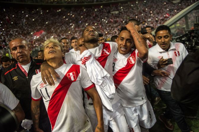 15 de noviembre: Perú clasificó a Rusia 2018. Tras ganar 2-0 a Nueva Zelanda en Lima, la selección peruana de fútbol clasificó a la Copa del Mundo. Su última participación en este tipo de torneos había sido en España 82. Los jugadores peruanos dedicaron el logro a Paolo Guerrero.