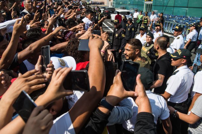 15 de mayo: Guerrero vuelve a PerúComo si de un héroe o una estrella de cine se tratase, miles acudieron a aeropuerto de Lima para recibir a Paolo Guerrero.