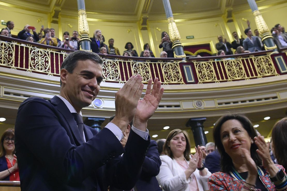 Alegría de Pedro Sánchez tras ser nombrado presidente del Gobierno en España.