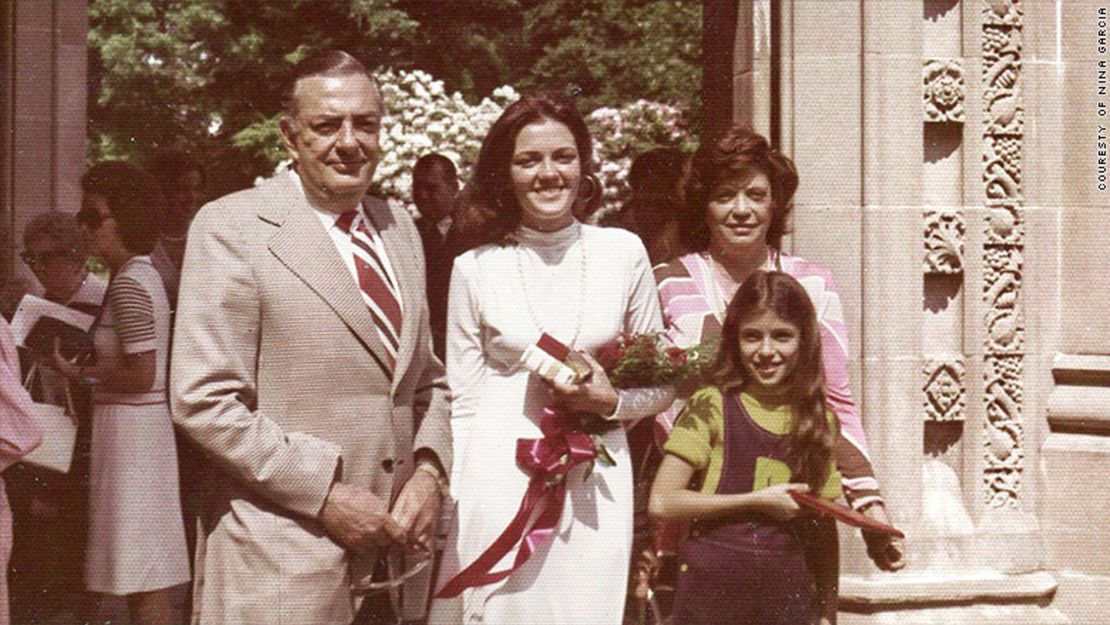 García y su familia en la graduación de su hermana.