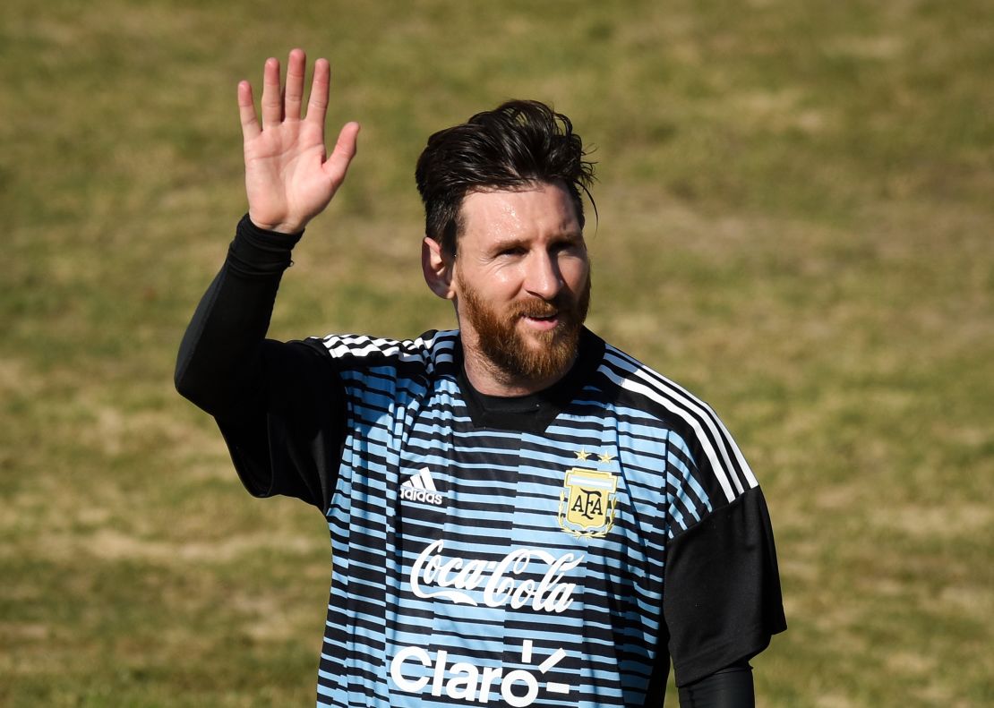 Lionel Messi, saludando al público durante un entrenamiento en Buenos Aires, Argentina.