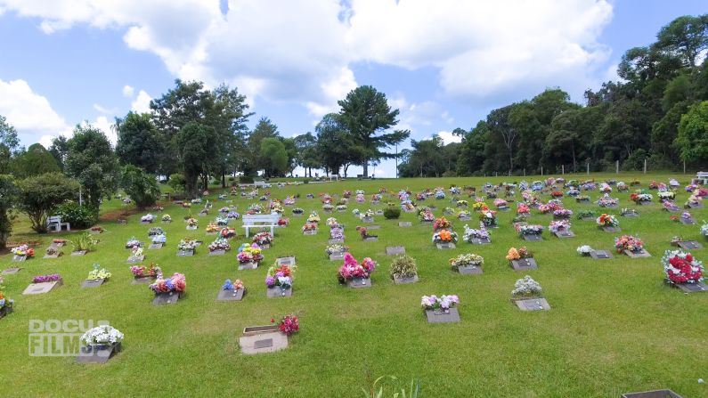 En el cementerio de Chapecó están enterrados varios de los fallecidos en el accidente.