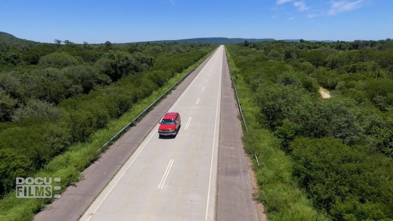 CNN viajó desde Santa Cruz de la Sierra, en Bolivia, hasta Corumbá, en Brasil, para encontrarse con un personaje clave de la investigación.