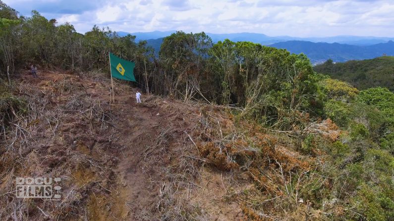 El avión de LaMia colisionó contra el Cerro Gordo, en el departamento de Antioquia, Colombia. Tras el accidente una bandera con los colores de Brasil homenajeaba a las víctimas.