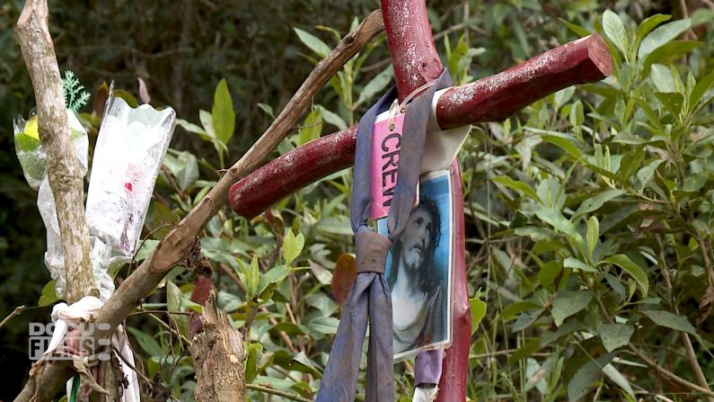 Una cruz recordaba a los fallecidos en el lugar exacto del accidente, el Cerro Gordo, en el departamento de Antioquia, Colombia.