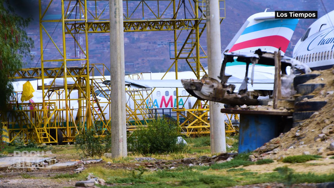 Tras el accidente, dos aviones de LaMia continuaban parados en el aeropuerto de Cochabanba.