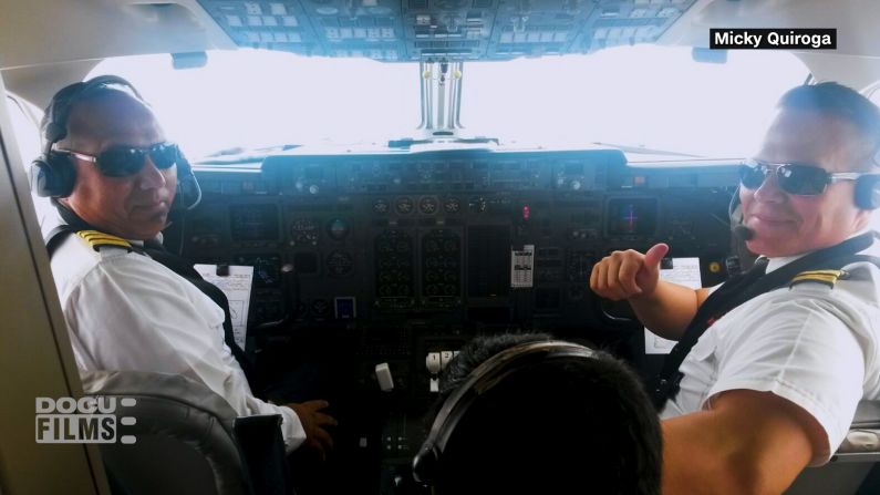 Los socios de LaMia, Miguel “Micky” Quiroga (a la derecha de la imagen) y Marco Antonio Rocha (izquierda) en la cabina del avión siniestrado.