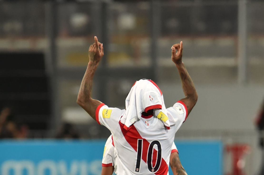 Jefferson Farfán, celebrando su gol ante Nueva Zelanda, un homenaje a Paolo Guerrero.