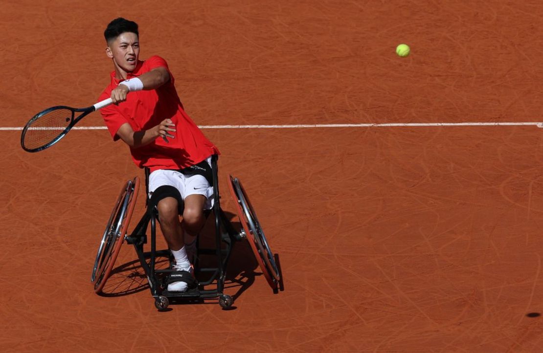 Tokito Oda de Japón durante una sesión de práctica de tenis en silla de ruedas antes de los Juegos Paralímpicos de Verano de París 2024 en Roland Garros el 26 de agosto de 2024 en París, Francia.