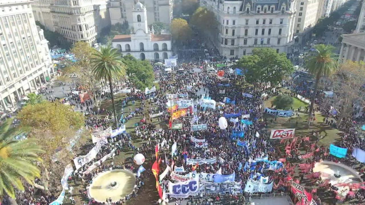 CNNE 530021 - llego la marcha federal a la plaza de mayo en buenos aires