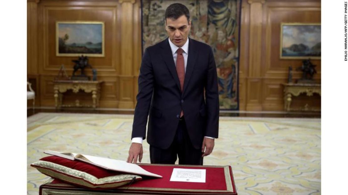 Pedro Sánchez presta juramento como presidente del Gobierno español.