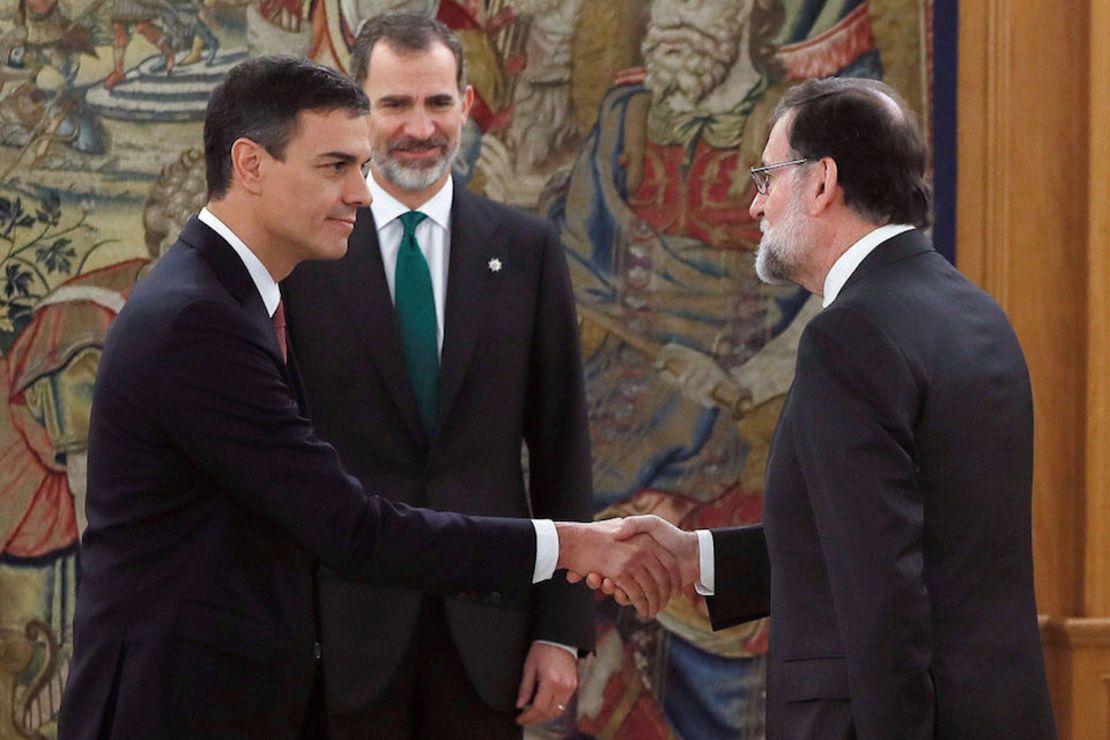 Pedro Sánchez y Mariano Rajoy se saludan ante la mirada del rey Felipe VI.