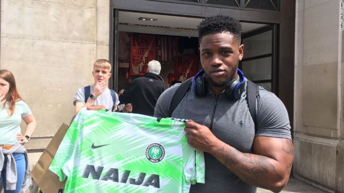 Michael Oloyede, con el uniforme de la selección de Nigeria tras hacer fila durante largas horas para comprarlo.