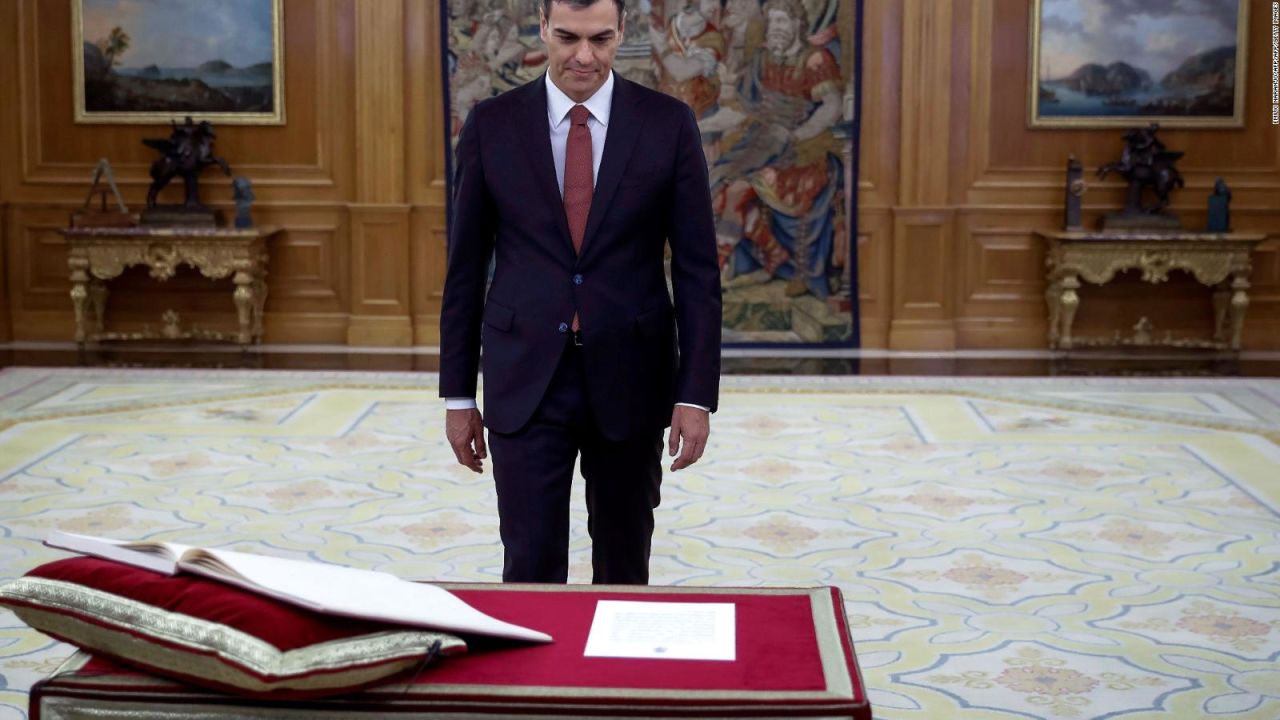 CNNE 530098 - pedro sanchez jura como presidente del gobierno espanol