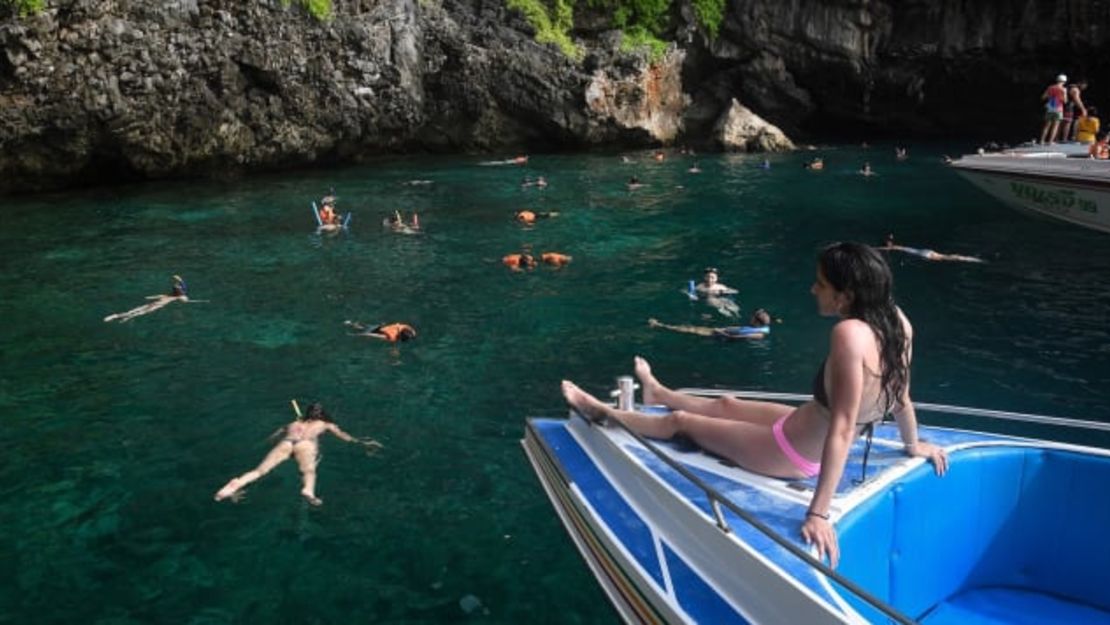 Turistas hacen snorkel en Maya Bay.