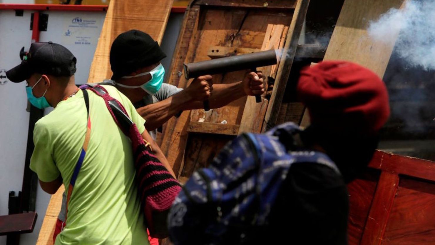 Un manifestante dispara un mortero casero contra policías antimotines durante una protesta en Masaya, Nicaragua, el sábado 2 de junio.