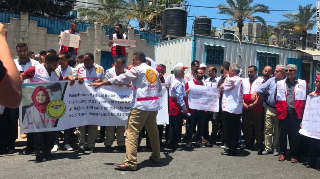 Voluntarios médicos palestinos protestan afuera de la oficina de la ONU en Gaza.