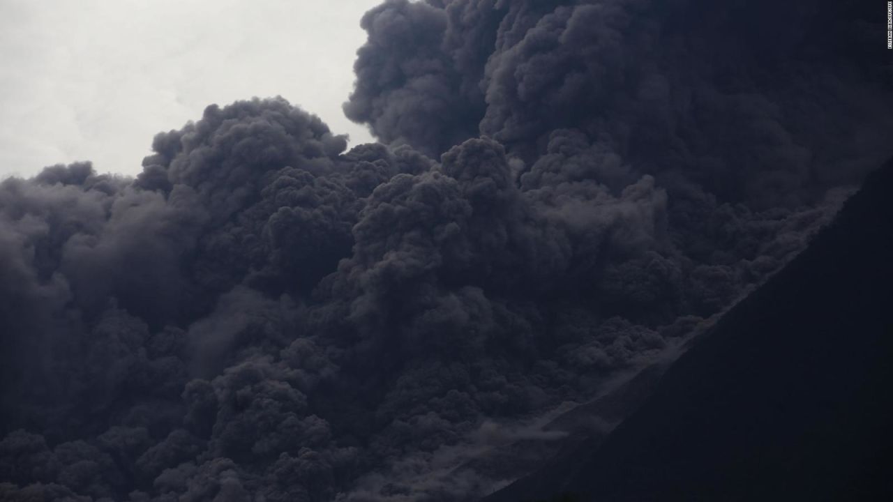 CNNE 530249 - guatemala en emergencia por erupcion del volcan de fuego