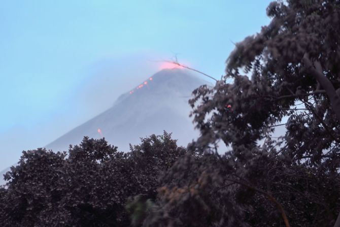 Así se vio la erupción del Volcán de Fuego en Guatemala. Al menos 70 personas han muerto.