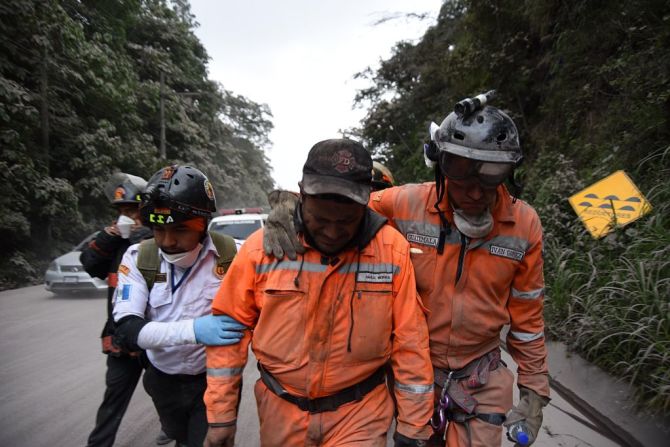 Un bombero voluntario llora después de salir del poblado El Rodeo en el departamento de Escuintla a 35 kilómetros al sur de Ciudad de Guatemala, afectada por la erupción del volcán.