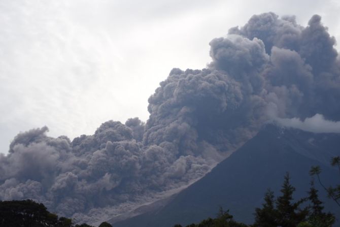 Miles de personas han sido evacuadas mientras los esfuerzos de búsqueda y rescate continúan.