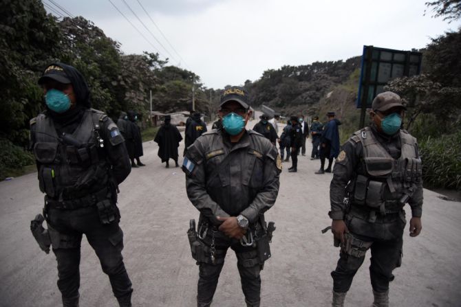 Guatemala ha desplegado cientos de efectivos para atender la emergencia. ORLANDO ESTRADA/AFP/Getty Images)