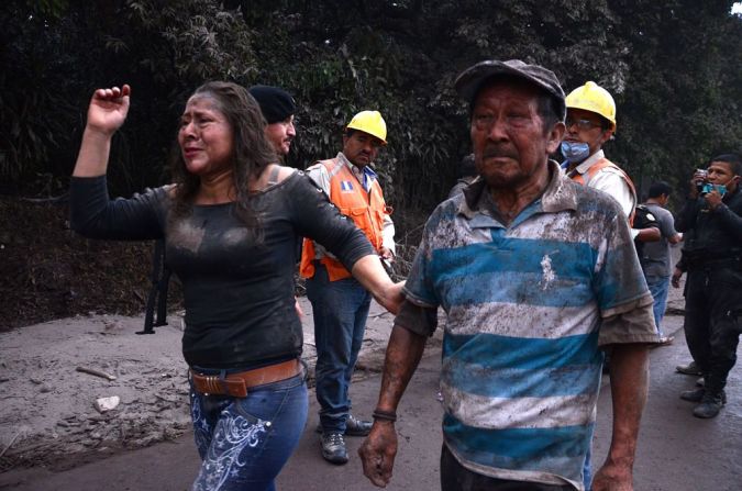 Personas huyen de la aldea El Rodeo tras la erupción.