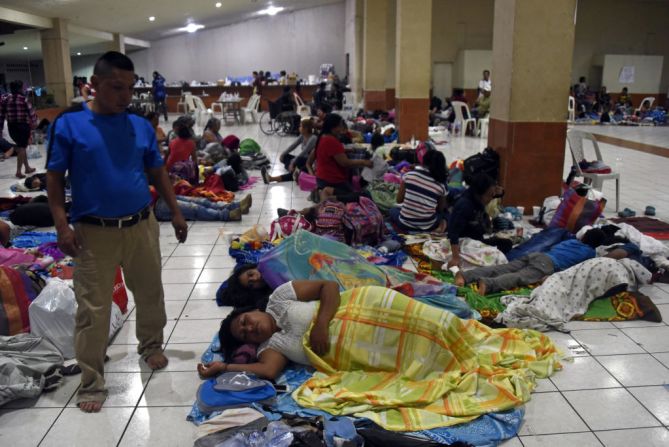 Residentes de varias comunidades se refugian en este albergue temporal en el departamento de Escuintla.