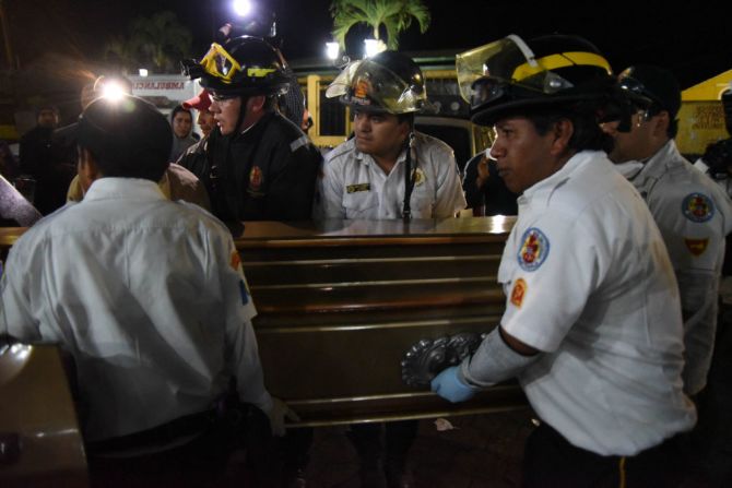 Bomberos voluntarios llevan un ataúd con el cuerpo de Sergio Vásquez que murió tras la erupción del volcán de Fuego.