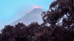 CNNE 530359 - #minutocnn- erupcion del volcan de fuego deja decenas de muertos en guatemala