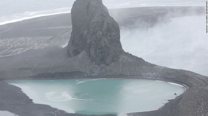 Esta foto de archivo del 8 de mayo del volcán Bogoslof en las islas Aleutianas de Alaska muestra un cráter ahora lleno de un cálido lago de agua salada. El volcán entró en erupción en la isla de Bogoslof el domingo 28 de mayo de 2018, produciendo una nube de ceniza que alcanzó hasta 13.000 metros, según el Observatorio del Volcán de Alaska.