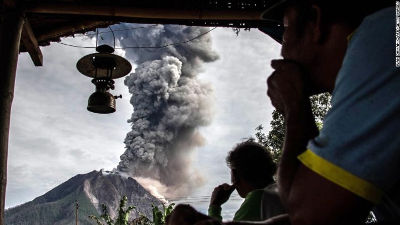 Los aldeanos observan mientras el volcán Monte Sinabung arroja gruesa ceniza volcánica en Karo, Indonesia, el viernes 19 de mayo.