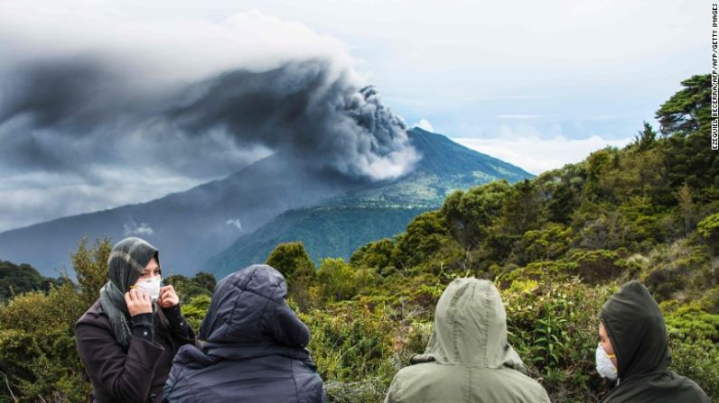 El volcán Turrialba arroja humo y cenizas en mayo de 2016 en Cartago, Costa Rica. Los expertos dicen que es la erupción más fuerte del volcán en los últimos seis años.