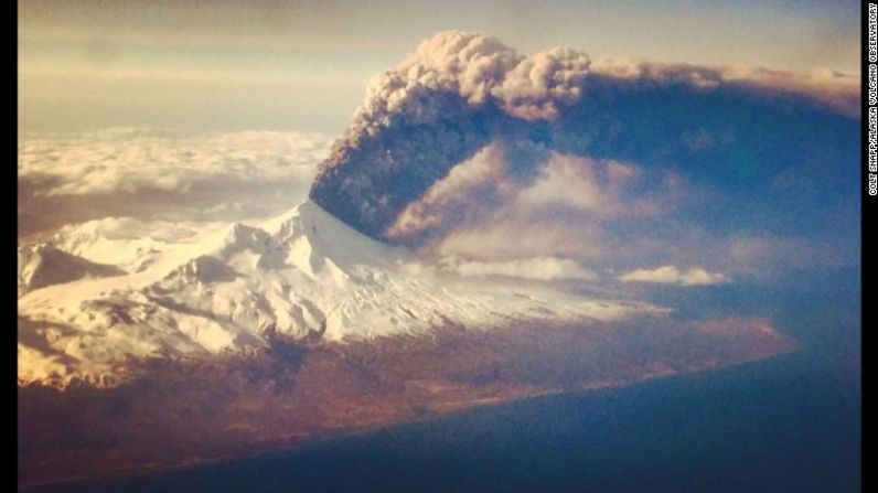 El volcán Pavlof hace erupción en el remoto archipiélago de las islas Aleutian en Alaska en marzo de 2016.