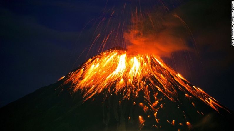 El volcán ecuatoriano Tungurahua arroja lava y ceniza en Cahuaji, a unos 128 kilómetros al sur de Quito, en febrero de 2016. Las autoridades elevaron el nivel de alerta de amarillo a naranja después de que el volcán aumentó su actividad y proyectó una columna de cenizas de 4,8 kilómetros de altura.