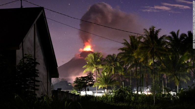 El volcán Soputan arroja lava y cenizas durante una erupción en la isla indonesia de Sulawesi en enero de 2016.