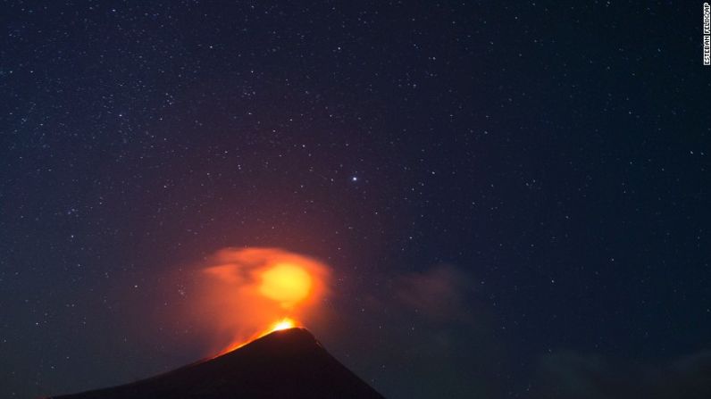 El volcán Momotombo erupciona justo antes del amanecer en León, Nicaragua, el 4 de diciembre de 2015. El volcán había estado en silencio durante muchos años.