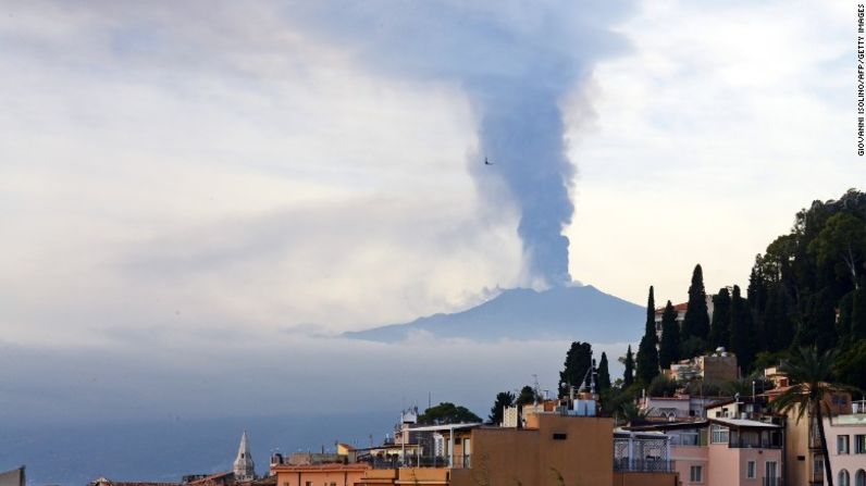 El humo se eleva sobre la ciudad italiana de Taormina durante una erupción del Monte Etna, uno de los volcanes más activos del mundo, en diciembre de 2015.