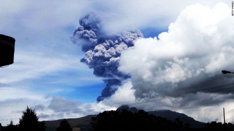 Cotopaxi, un volcán en Ecuador, envía grandes nubes grises de ceniza al cielo el 14 de agosto de 2015. Los funcionarios declararon una alerta amarilla, el nivel más bajo.