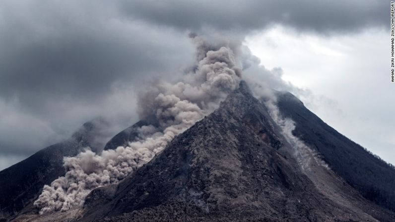 El volcán Soputan arroja lava y cenizas durante una erupción en la isla indonesia de Sulawesi en enero de 2016.