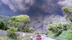 CNNE 530500 - minutos de terror, asi fue la erupcion del volcan de fuego en guatemala