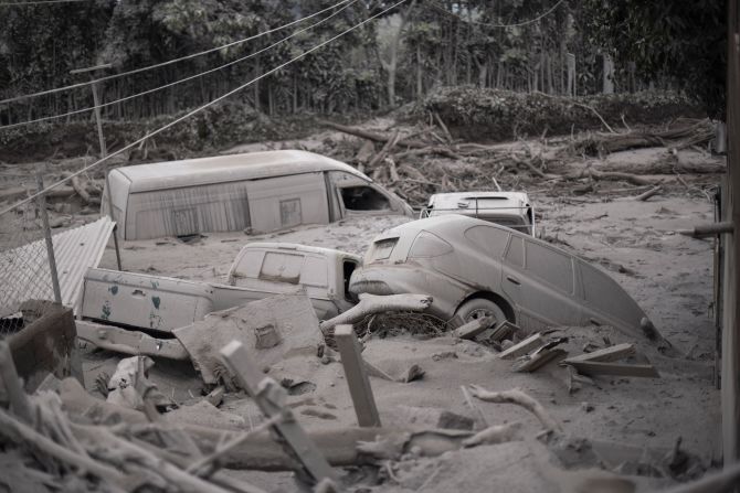 El daño causado por la erupción en San Miguel Los Lotes es devastador: casas, autos y más fueron sepultados por las cenizas y escombros de la erupción del volcán de Fuego en Guatemala. Decenas de personas murieron, miles quedaron damnificadas y las labores de búsqueda y rescate continúan.