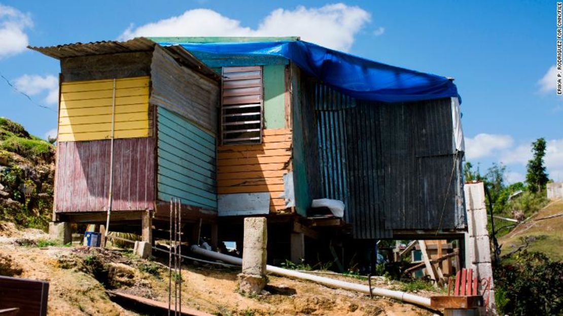 En marzo, meses después del huracán María, una familia seguía viviendo en esta casa hecha de deshechos en Corozal.