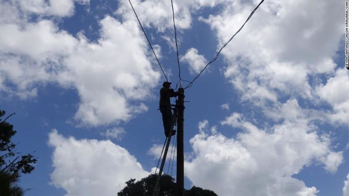 Charlie Reyes trabaja para restaurar la energía en la comunidad Paso Palmas de Utuado.