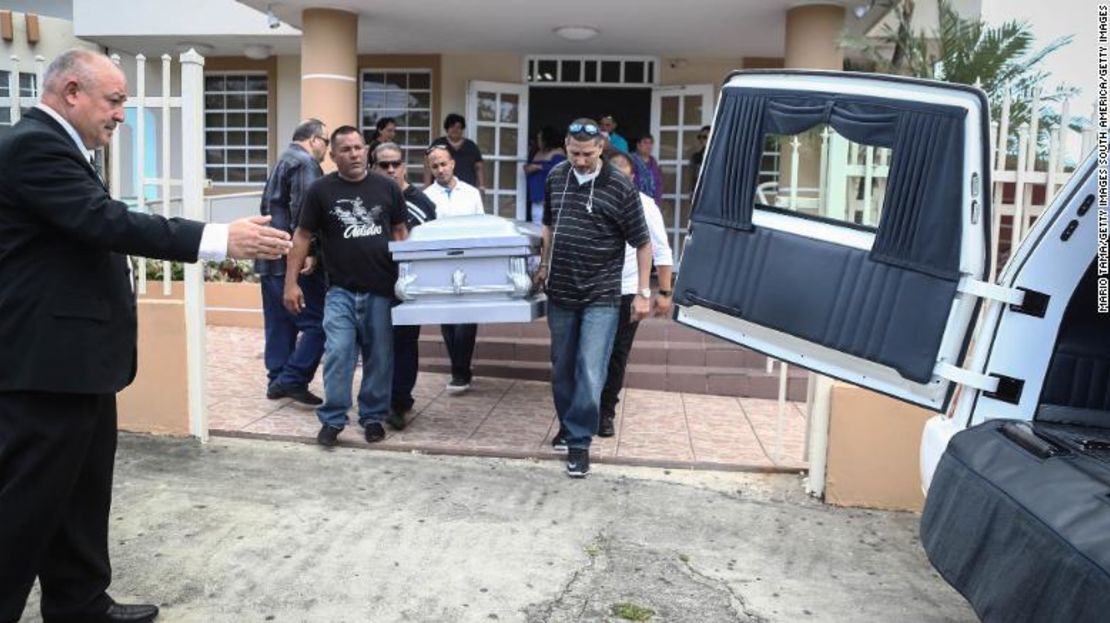 Dolientes cargan el ataúd de Sonia Irizarry en octubre de 2017 en Hormigueros. El huracán atrasó su funeral.