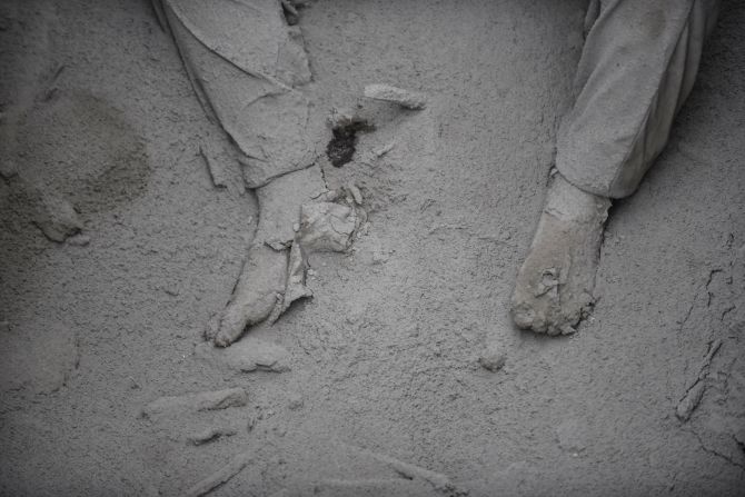 Los pies de una de las víctimas de la erupción en San Miguel Los Lotes, Escuintla.