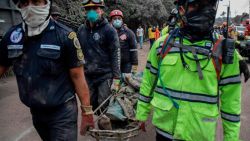 CNNE 530759 - autoridades intentan identificar a victimas de erupcion