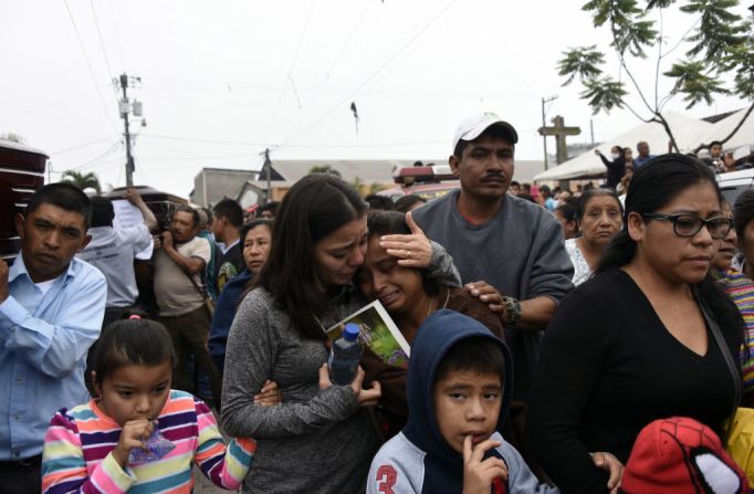 Un grupo de mujeres llora en el funeral de algunas de las decenas de víctimas que fallecieron por la erupción del volcán de Fuego en Guatemala este domingo.