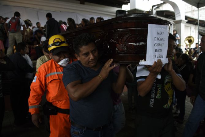 Mientras algunos entierran a sus muertos, los rescatistas en Guatemala luchan contra las cenizas y posibles nuevos flujos de lava para llegar a poblaciones que fueron sepultadas bajo cenizas y escombros.