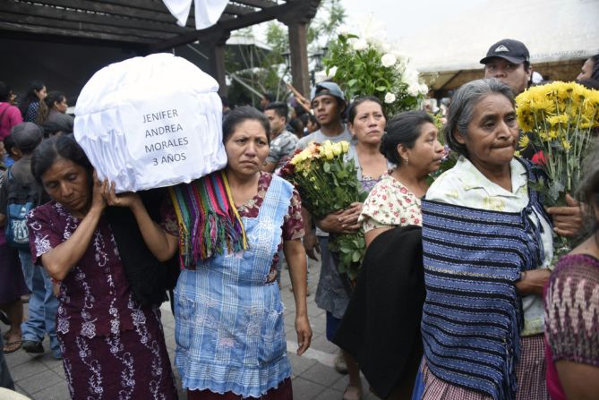 Jenifer Andrea Morales, 3 años: este es el mensaje que se lee en un letrero que ha sido pegado a un ataúd blanco con el cuerpo de la pequeña, una de las víctimas del volcán de Fuego en Guatemala.